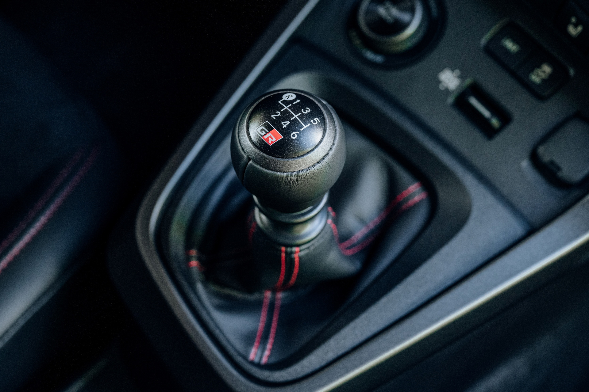 Vista cercana de la palanca de cambios manual del Toyota GR Yaris.