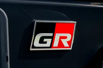 Vista cercana del emblema GR en un Toyota Yaris especial con hidrógeno.