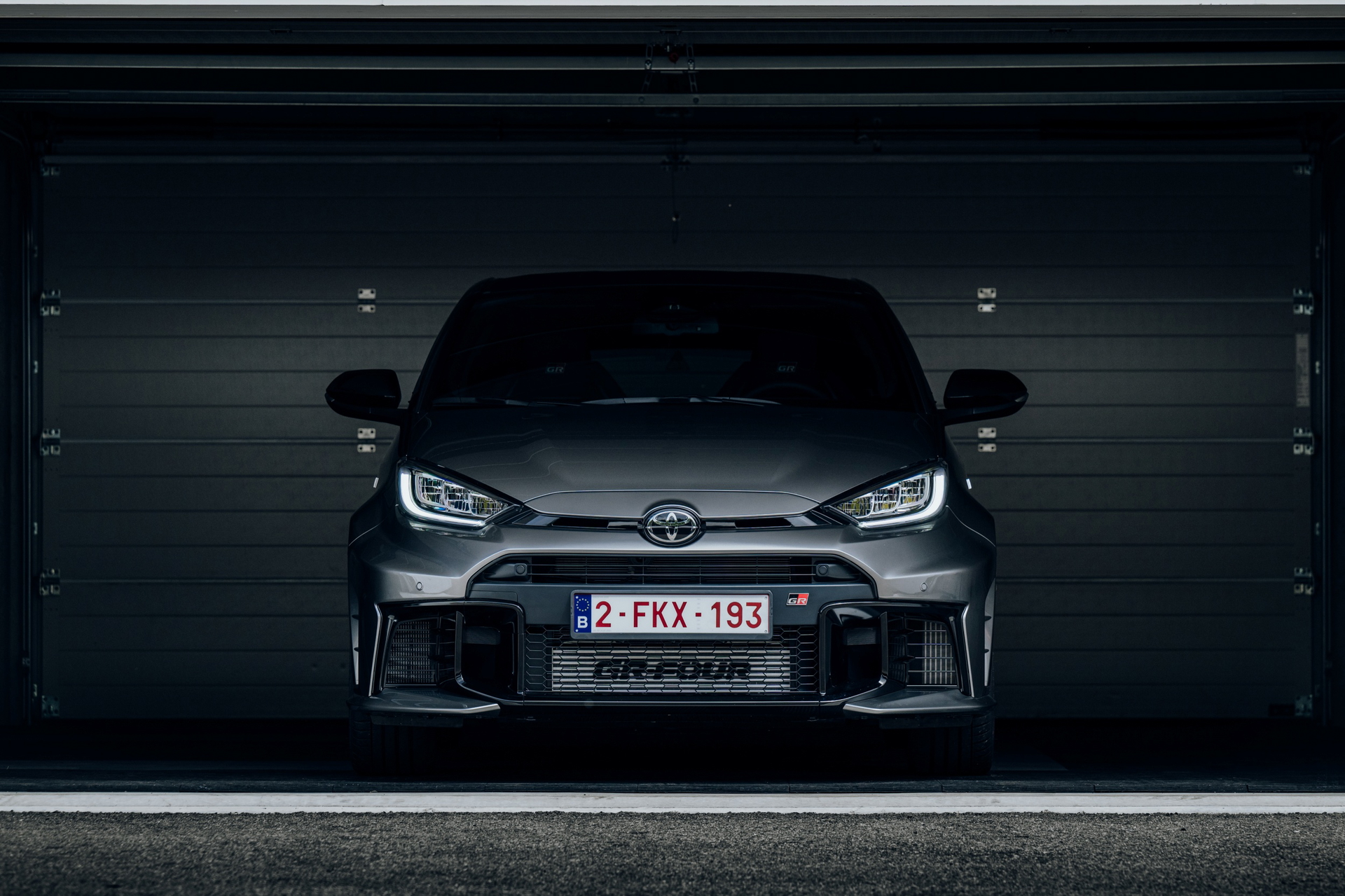 Vista frontal del Toyota GR Yaris con motorización especial de hidrógeno.