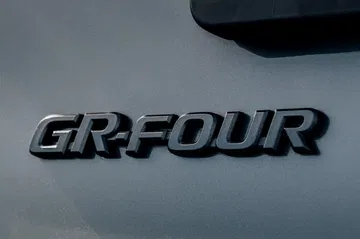Emblema distintivo de la versión GR-FOUR del Toyota GR Yaris.