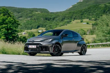 Toyota GR Yaris con propulsión a hidrógeno captado en dinámica lateral