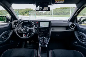 Vista delantera del habitáculo del Toyota GR Yaris, destacando su diseño enfocado al conductor.