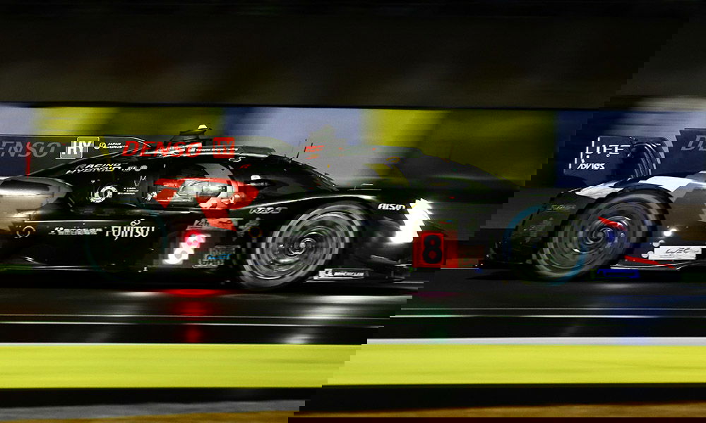 Toyota compitiendo bajo la lluvia intensa en Le Mans 2024