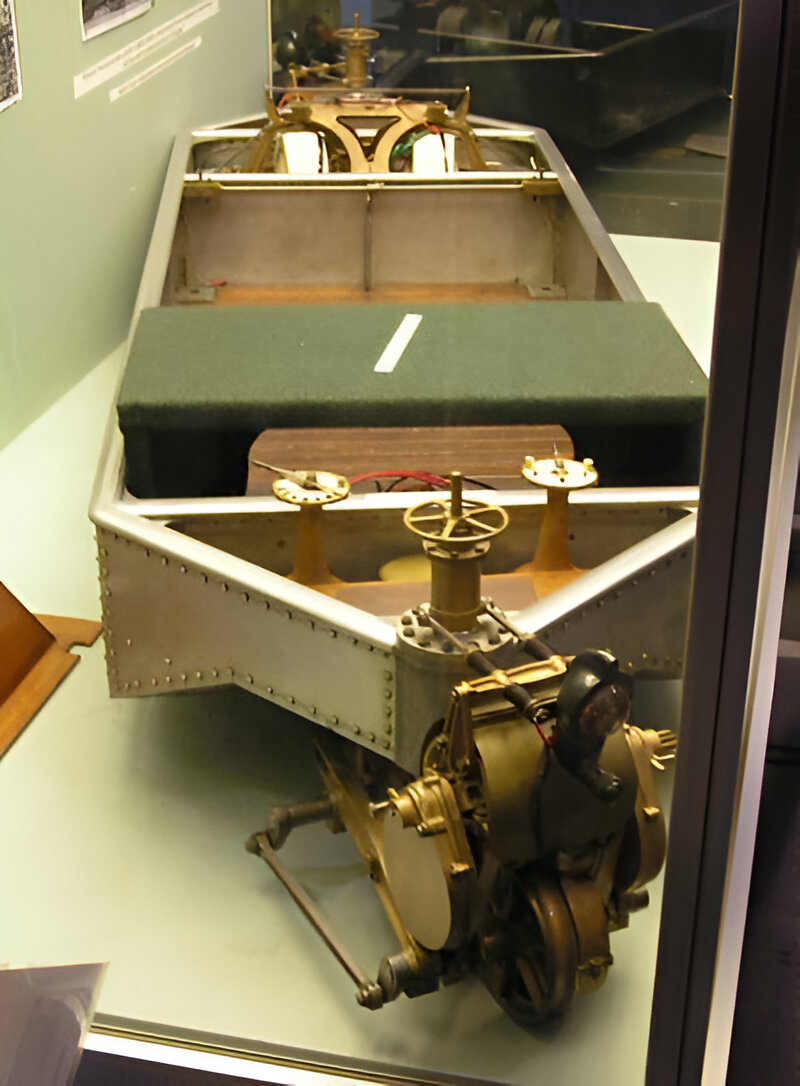 Mecanismo del tren histórico que se equilibra sobre una hilera de ruedas