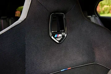 Detalle del emblema M en el volante de un BMW M135