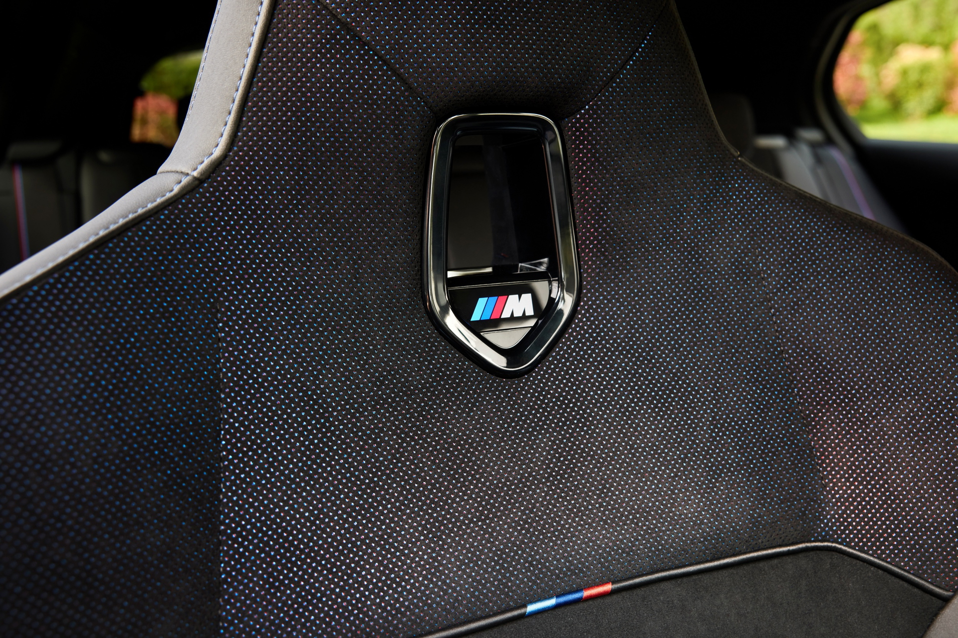 Detalle del emblema M en el volante de un BMW M135