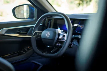 Volante multifunción del Renault Rafale, ergonómico y con controles integrados.
