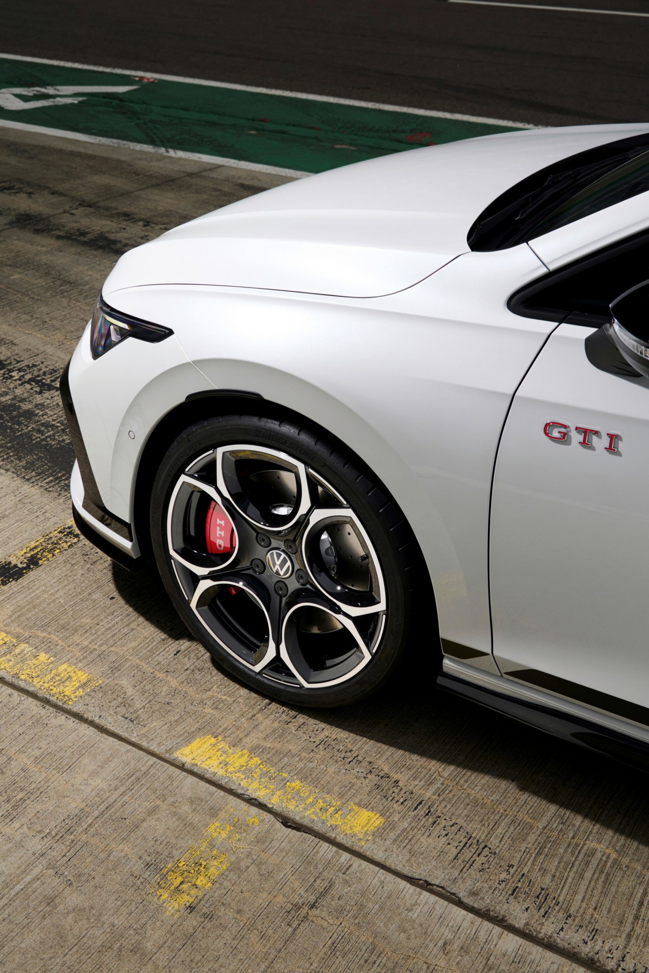 Vista lateral del emblemático Golf GTI Clubsport en Nürburgring.