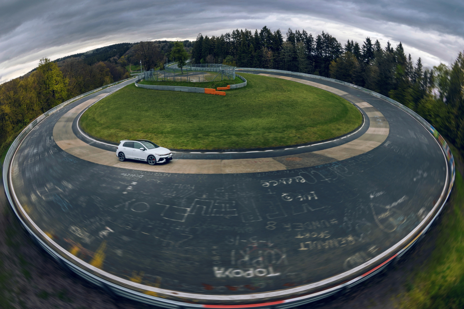 Volkswagen Golf GTI Clubsport desafiando el Nürburgring.