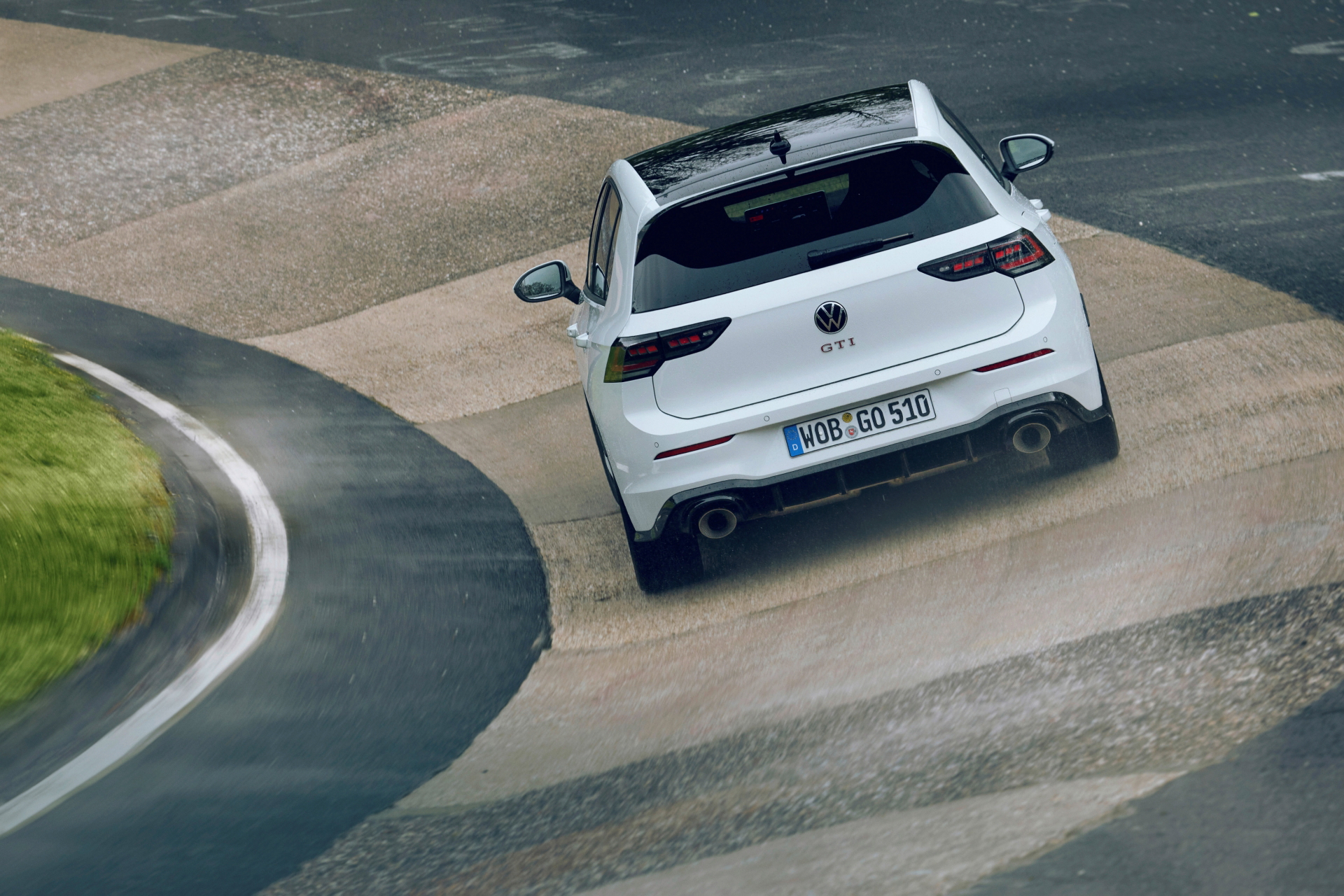 Volkswagen Golf GTI Clubsport desafía el Nürburgring con su diseño ágil y deportivo.