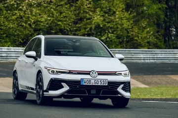 Volkswagen Golf GTI Clubsport afrontando curvas en Nürburgring.