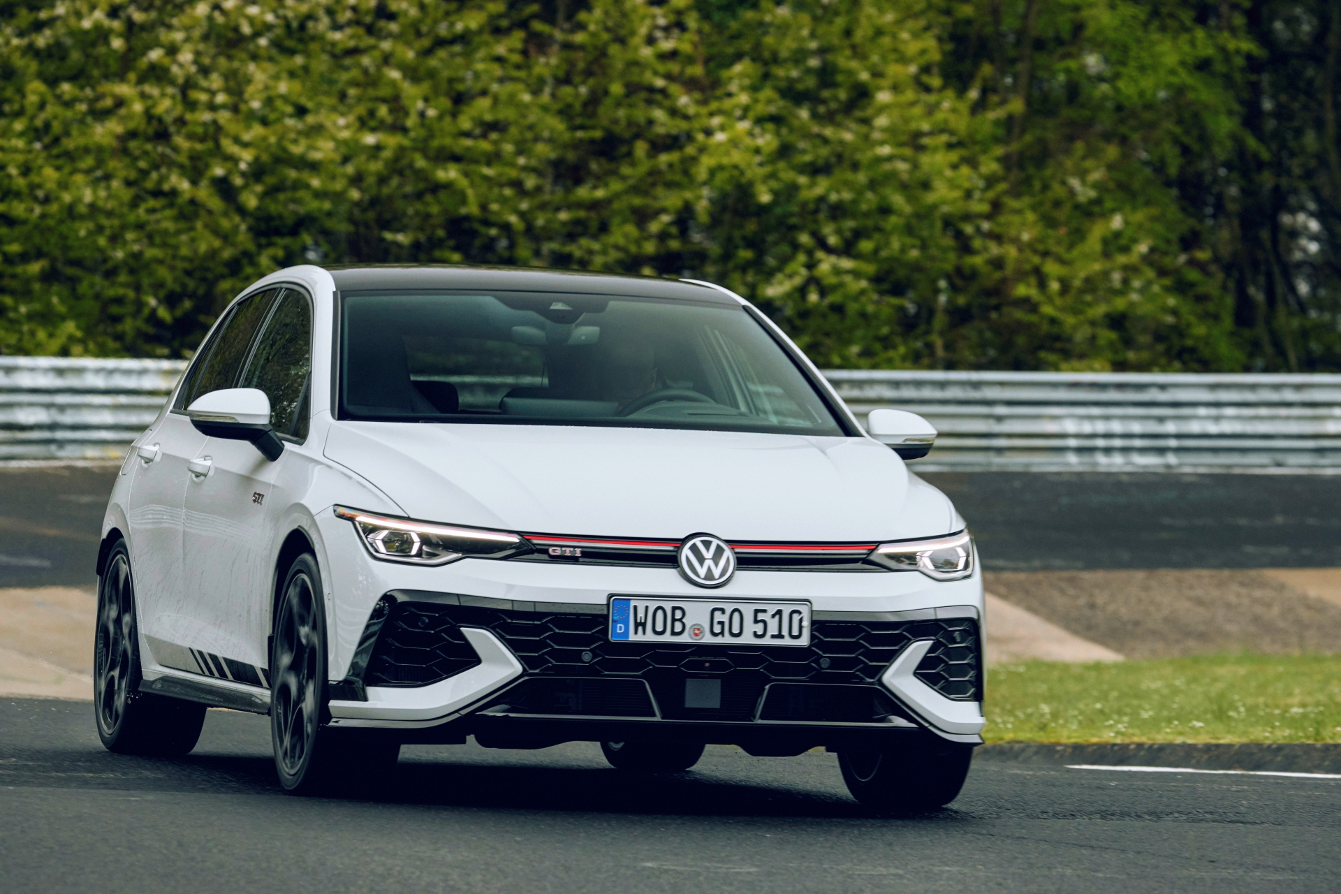 Volkswagen Golf GTI Clubsport afrontando curvas en Nürburgring.