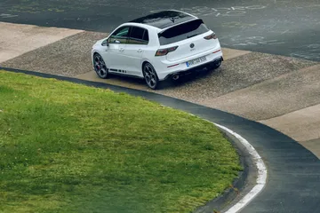 El Golf GTI Clubsport desliza por el asfalto del legendario Nürburgring.