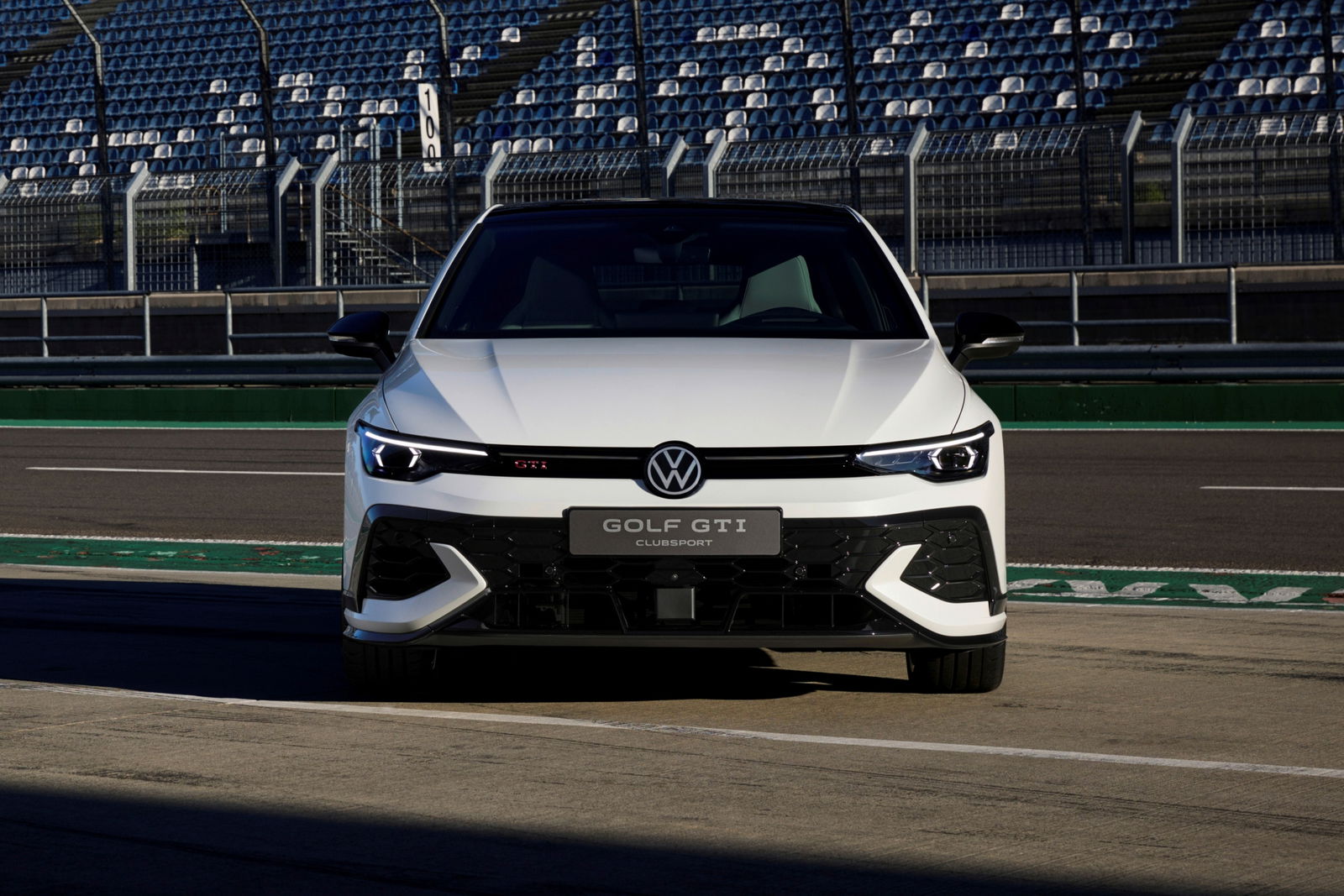 Volkswagen Golf GTI Clubsport en Nürburgring, agresividad y deportividad en cada línea. Volkswagen Golf GTI Clubsport en Nürburgring, agresividad y deportividad en cada línea.