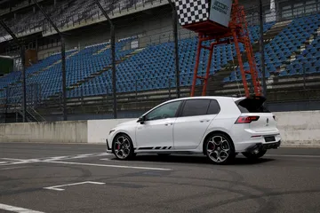 El Golf GTI Clubsport en su hábitat, listo para devorar asfalto.