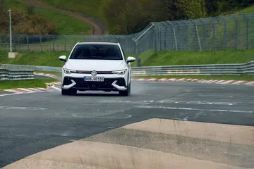 Volkswagen Golf GTI Clubsport en Nürburgring, deportividad alemana en cada curva.