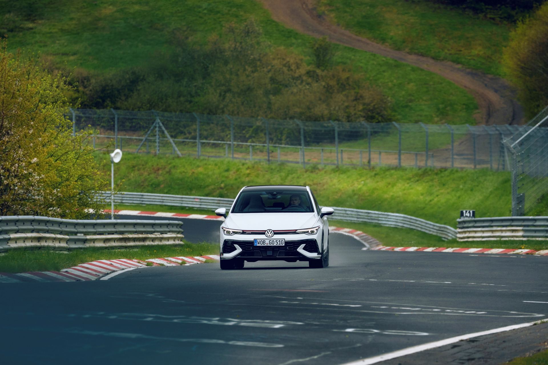 Vista dinámica del Volkswagen Golf GTI Clubsport dominando el asfalto.