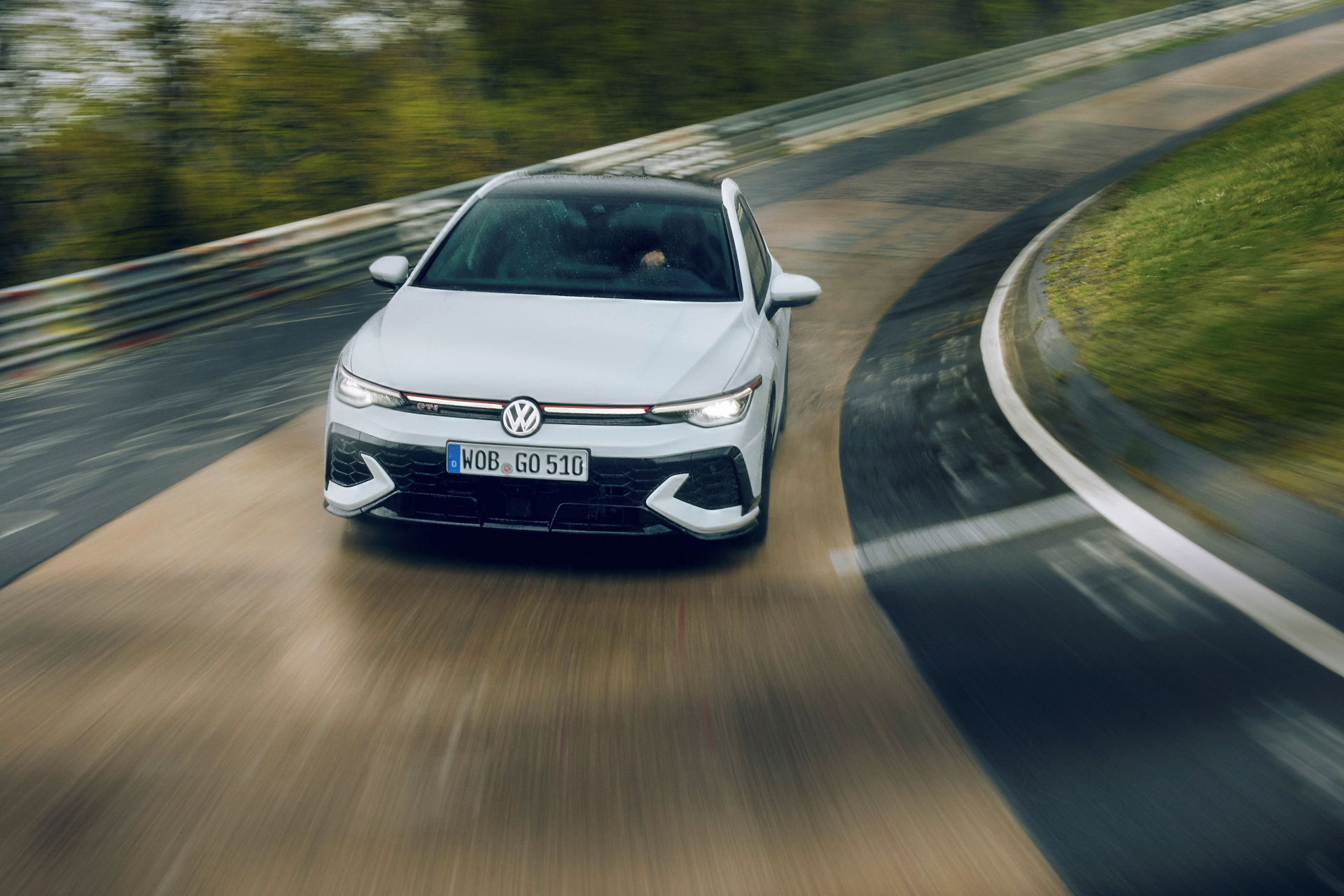 Volkswagen Golf GTI Clubsport en acción, dominando el asfalto del Nürburgring.
