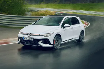 Volkswagen Golf GTI Clubsport desafiando al circuito de Nürburgring.
