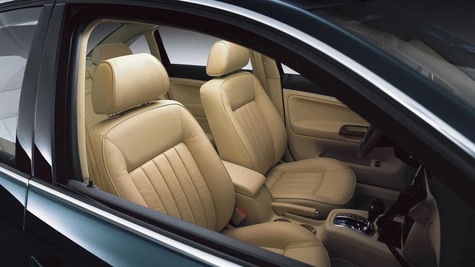 Vista lateral del habitáculo del Volkswagen Passat, destacando su elegancia.