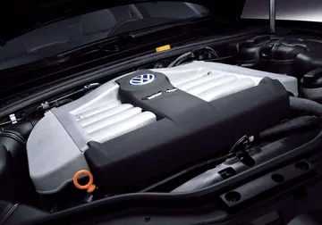 Vista del motor W8 que equipaba el Passat en su versión más potente de 2001.