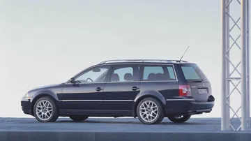 Perfil del Volkswagen Passat W8, desafiando al segmento premium.