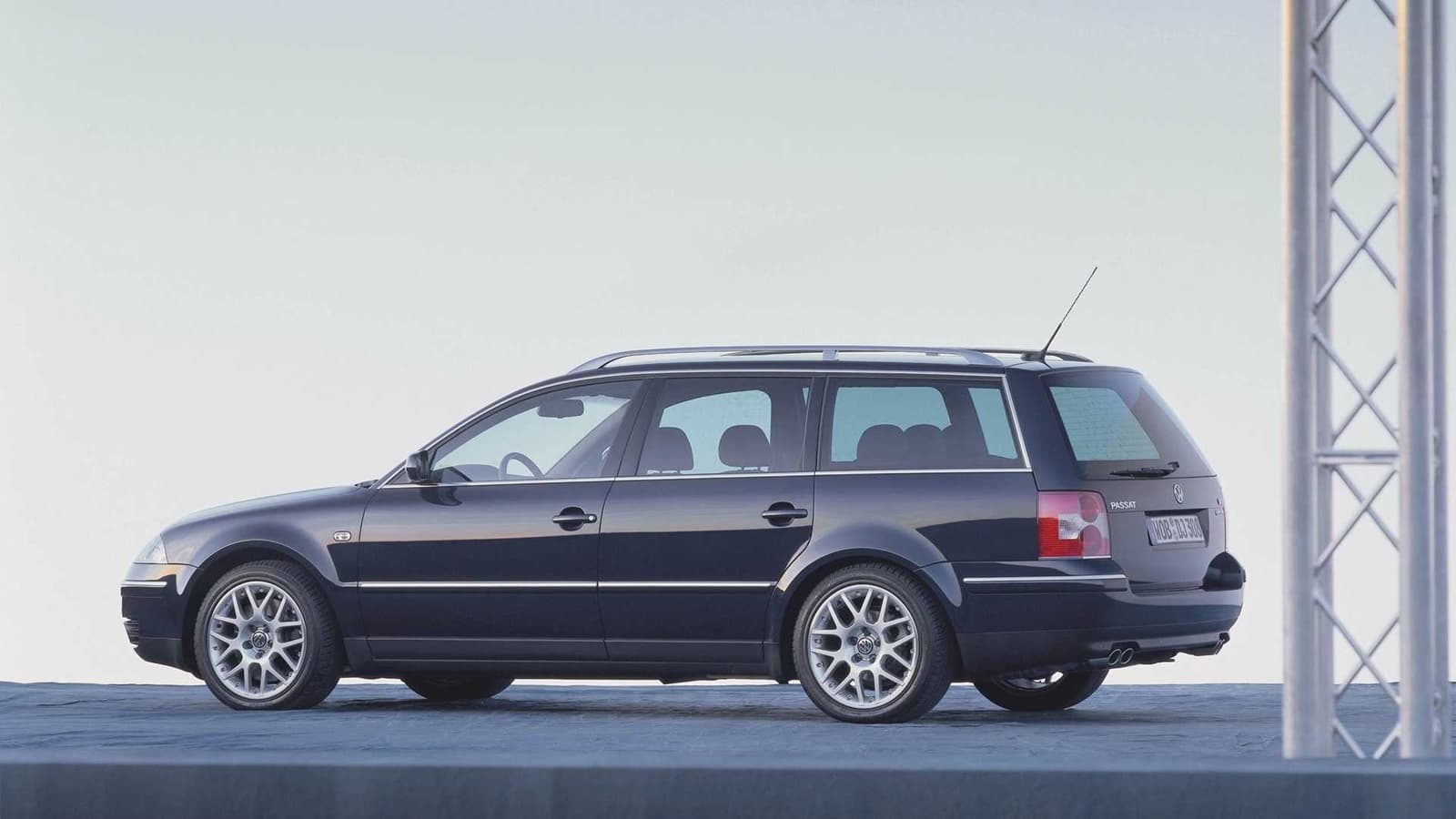 Perfil del Volkswagen Passat W8, desafiando al segmento premium.