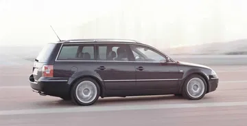 Perfil del Volkswagen Passat con motor W8 en movimiento