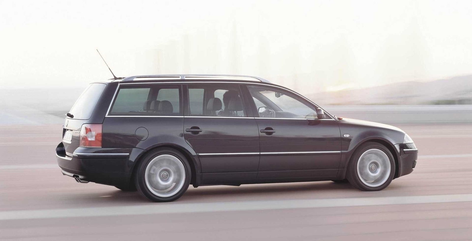 Perfil del Volkswagen Passat con motor W8 en movimiento