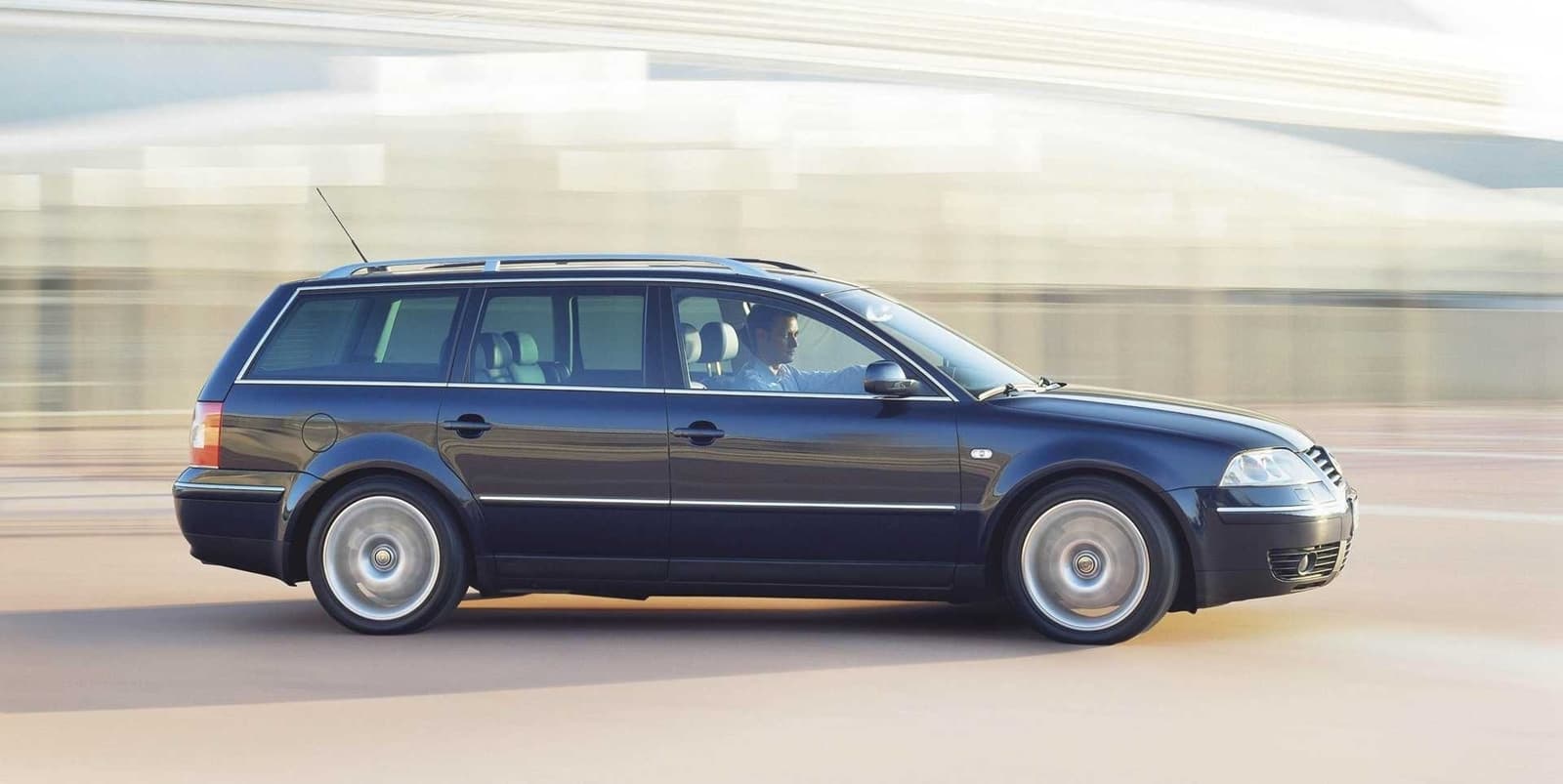 Vista lateral del Volkswagen Passat W8, mostrando su línea y diseño.