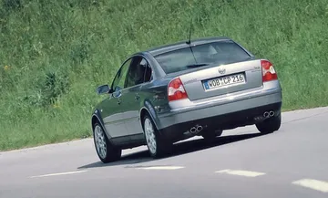 Vista dinámica del Volkswagen Passat W8 demostrando su estabilidad y diseño atemporal