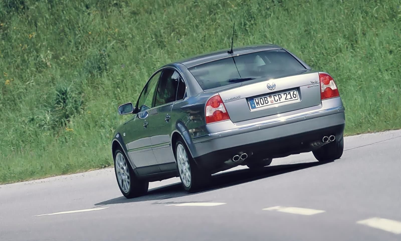 Vista dinámica del Volkswagen Passat W8 demostrando su estabilidad y diseño atemporal