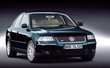 Vista frontal-lateral del Volkswagen Passat W8, un vehículo con una mecánica excepcional.