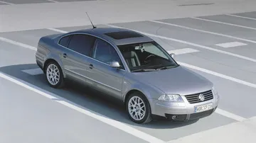 Volkswagen Passat W8 en perspectiva lateral, mostrando su diseño atemporal.