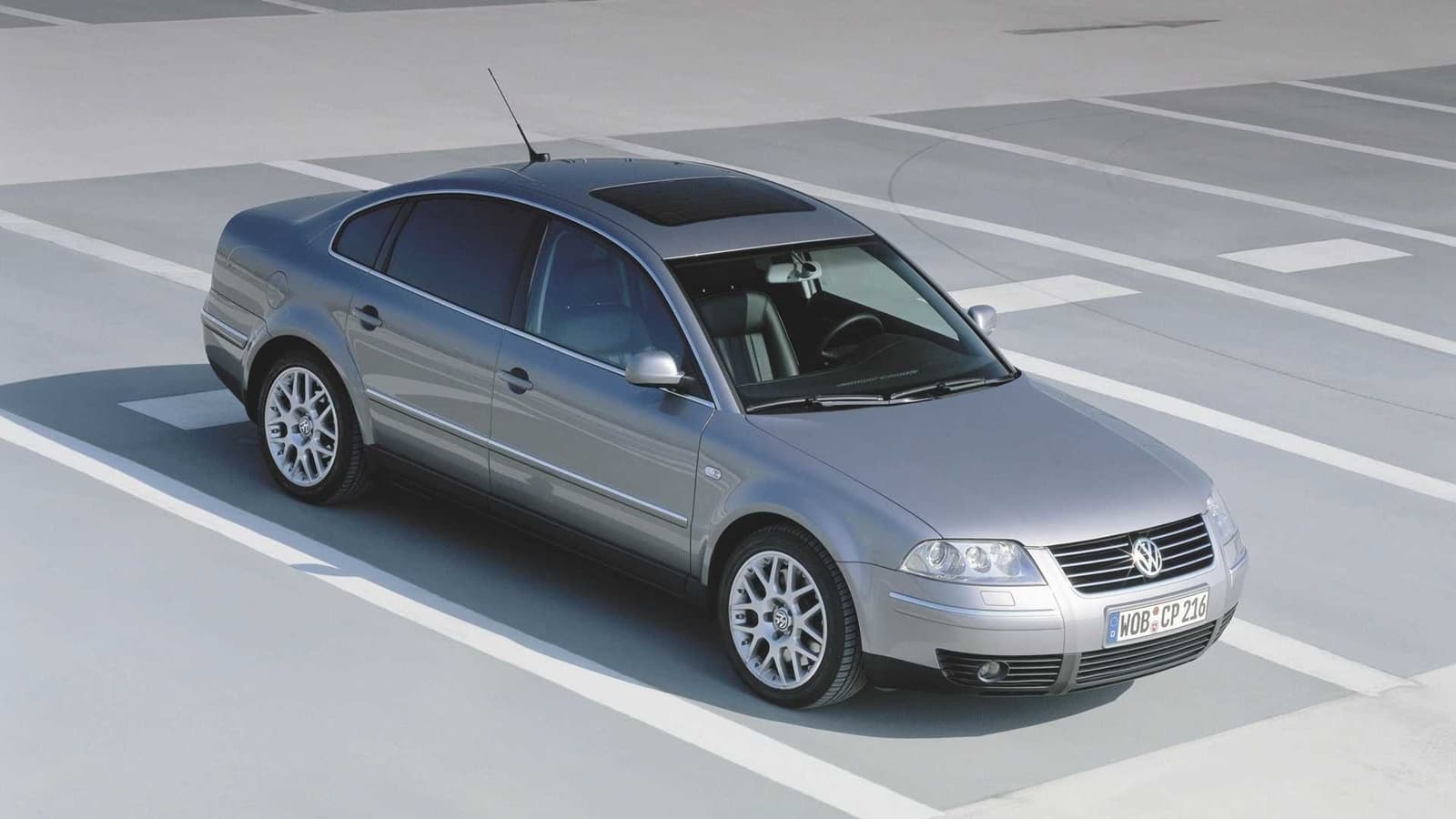 Volkswagen Passat W8 en perspectiva lateral, mostrando su diseño atemporal.