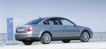 Vista lateral del Passat W8 que ilustra su perfil elegante y distintivo.