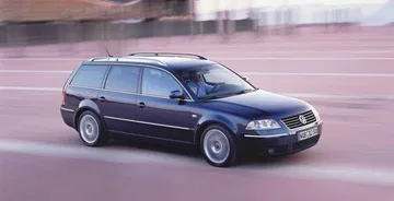 Volkswagen Passat W8 en movimiento mostrando su perfil estilizado.