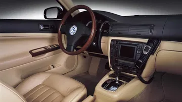 Vista lateral del impecable habitáculo del Volkswagen Passat W8, refinamiento y deportividad.
