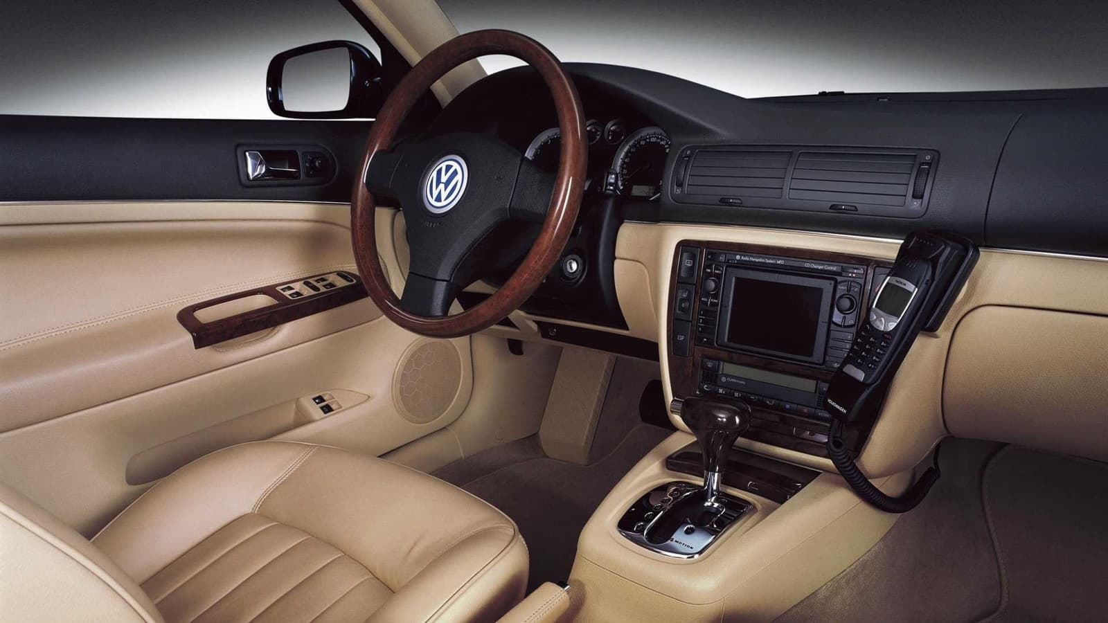 Vista lateral del impecable habitáculo del Volkswagen Passat W8, refinamiento y deportividad.