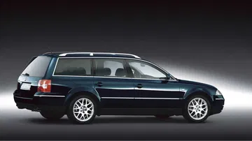 Vista lateral del Volkswagen Passat W8, un diseño que desafió su época.