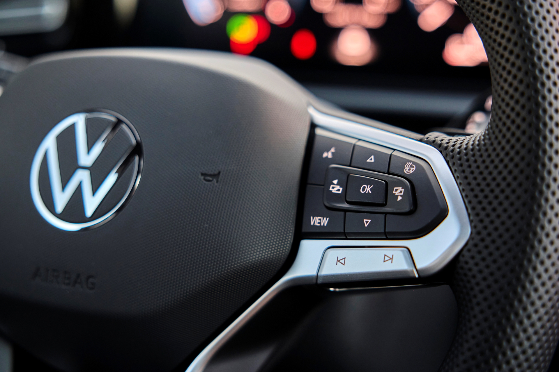 Vista cercana del volante del Volkswagen Tiguan 2024 mostrando mandos y acabados.