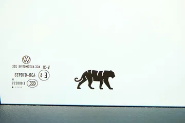 Logotipo distintivo Tiguan en carrocería lateral.