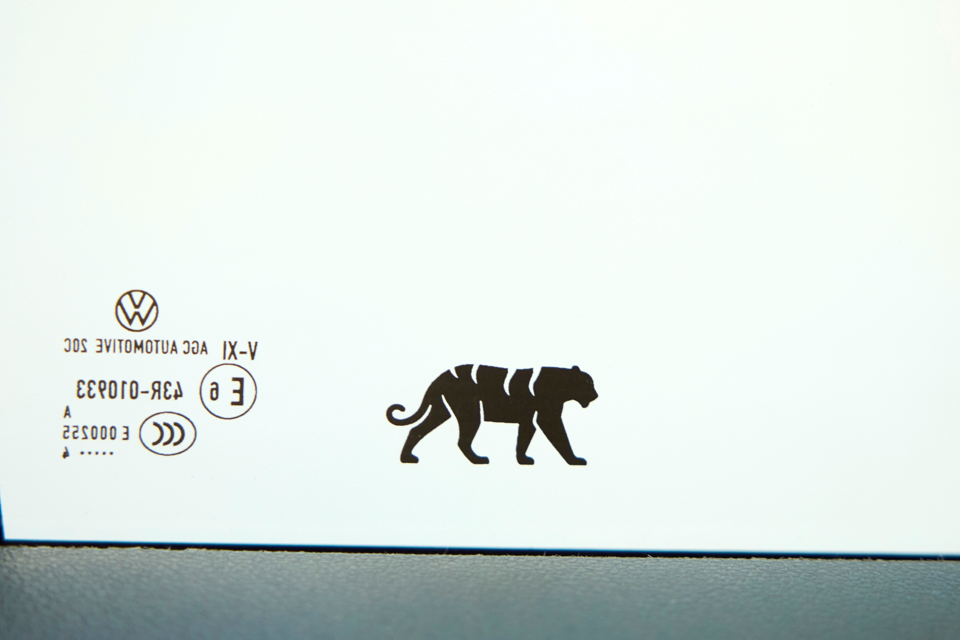 Logotipo distintivo Tiguan en carrocería lateral.