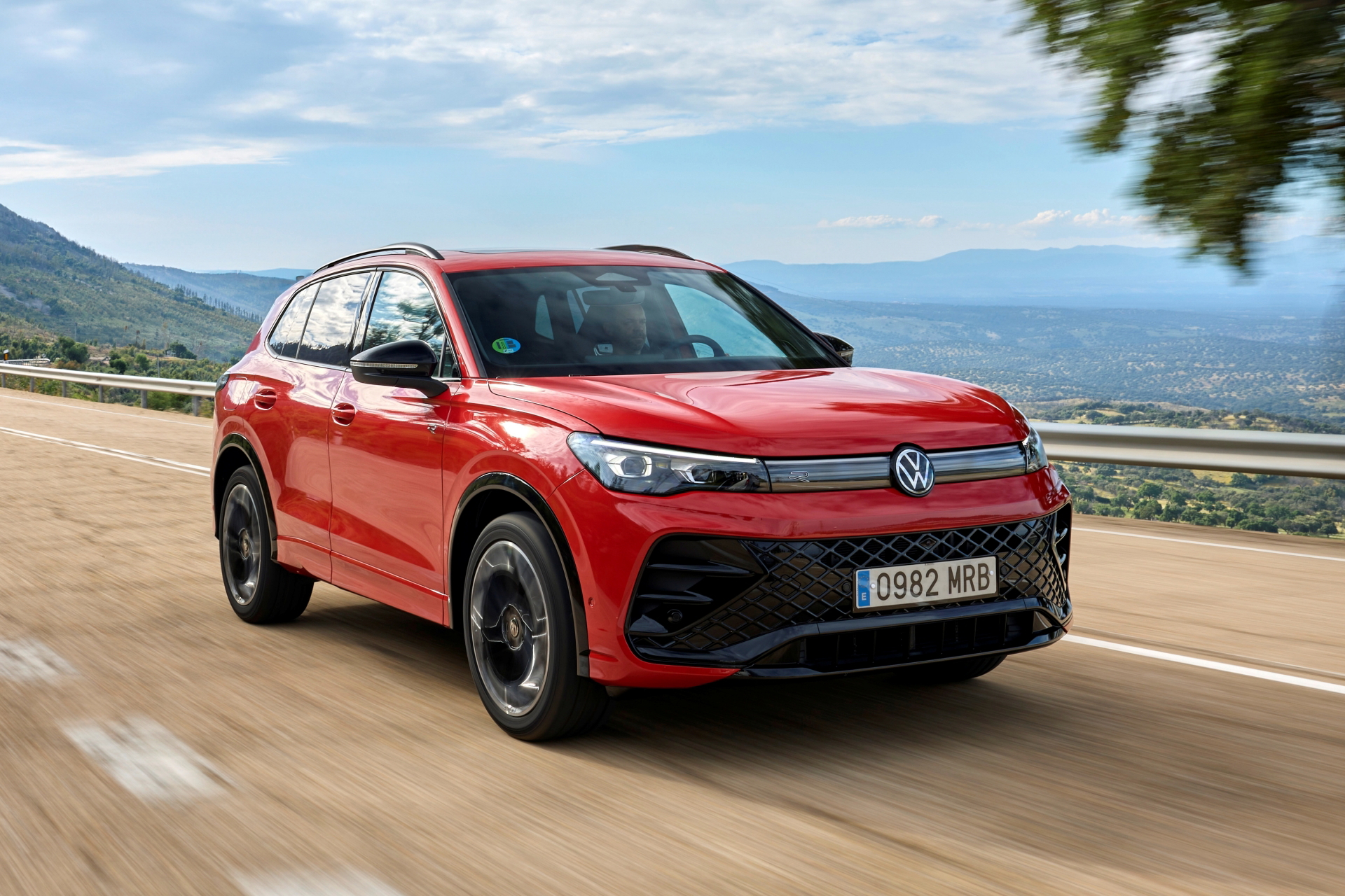 Vista dinámica Volkswagen Tiguan 2024 revelando su robusto diseño y líneas refinadas.