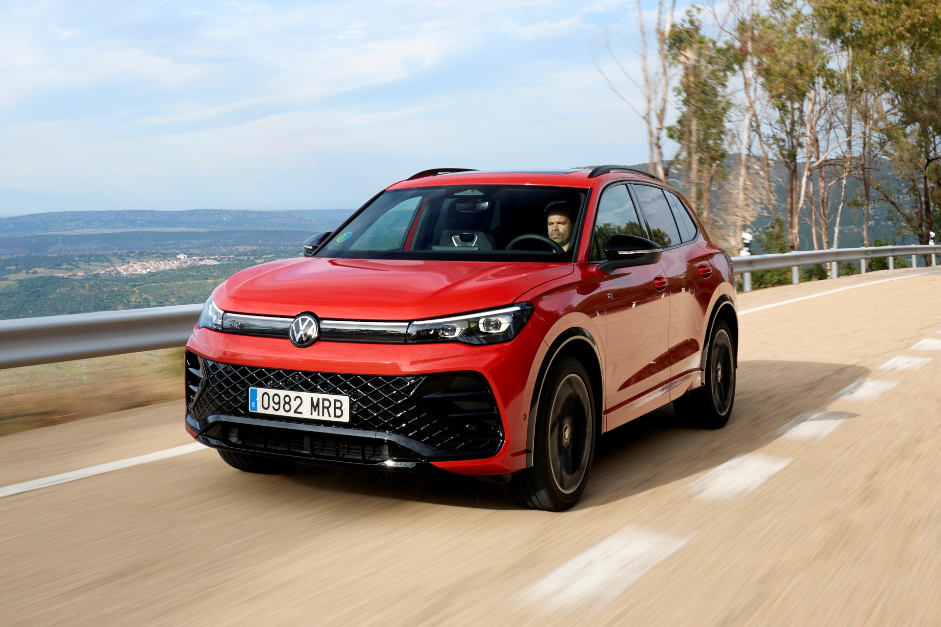 Vista delantera y lateral del Volkswagen Tiguan 2024, destacando su diseño robusto y moderno.
