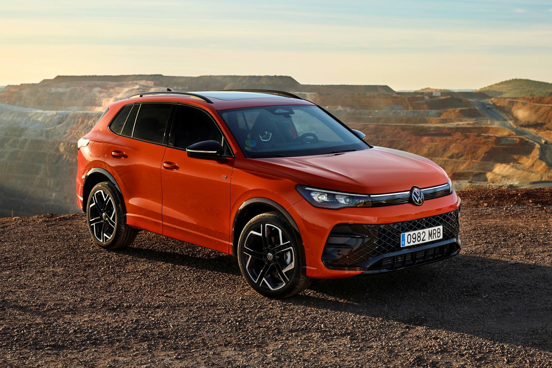 Silueta dinámica y robusta del nuevo Volkswagen Tiguan 2024