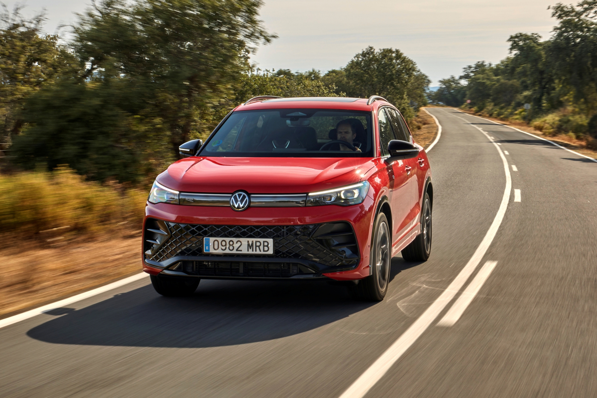 Vista dinámica del Volkswagen Tiguan 2024, destacando su robusta estética.
