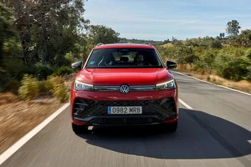 Vista dinámica del Volkswagen Tiguan 2024 en carretera