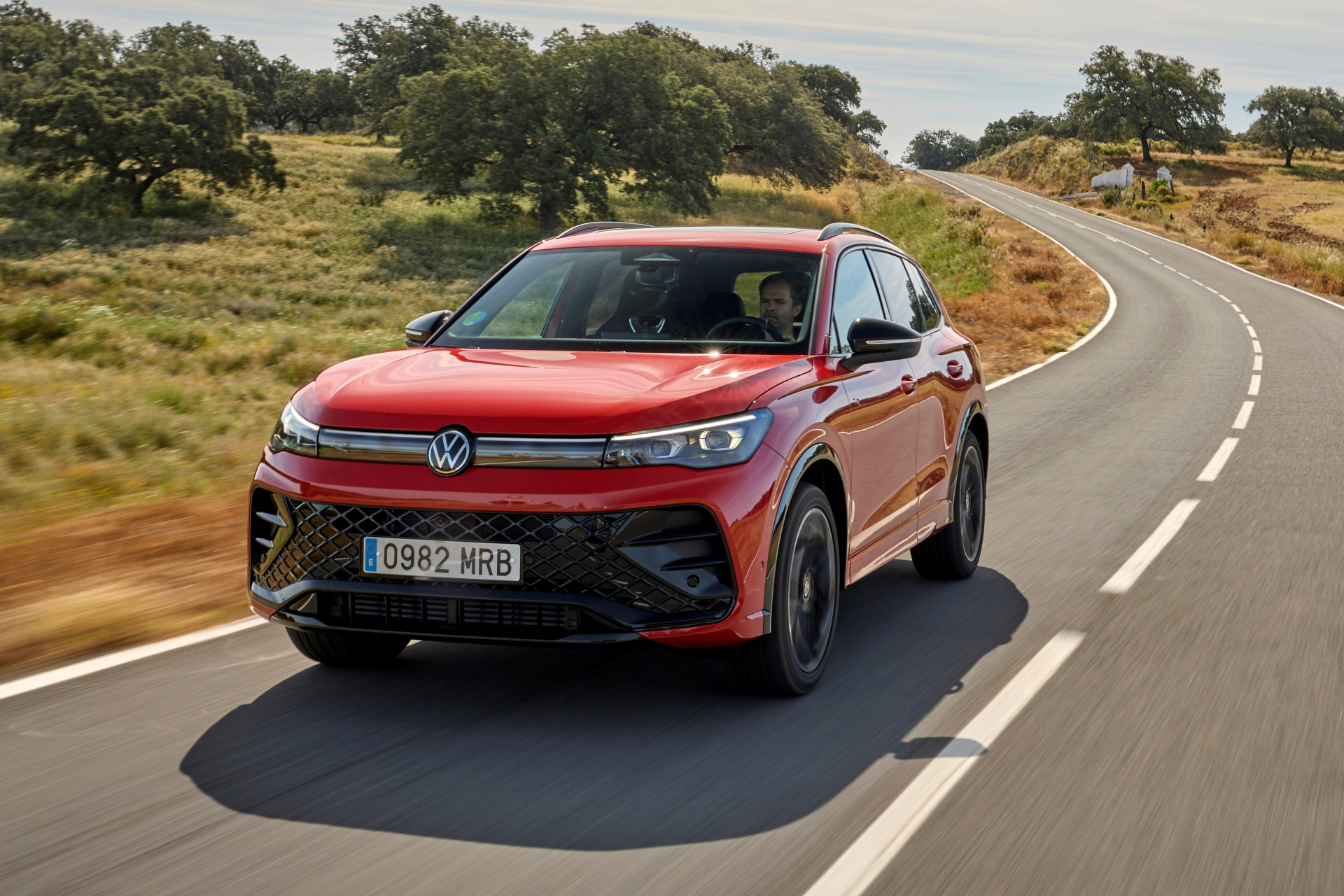 Vista lateral del Volkswagen Tiguan 2024, mostrando su diseño dinámico.