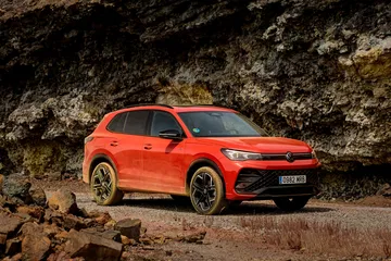Volkswagen Tiguan en su hábitat natural, destacando su perfil lateral robusto.